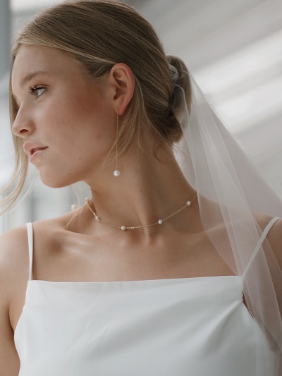 How to Choose the Perfect Bridal Jewelry For Wedding - Coordinate your jewelry with your headdress.