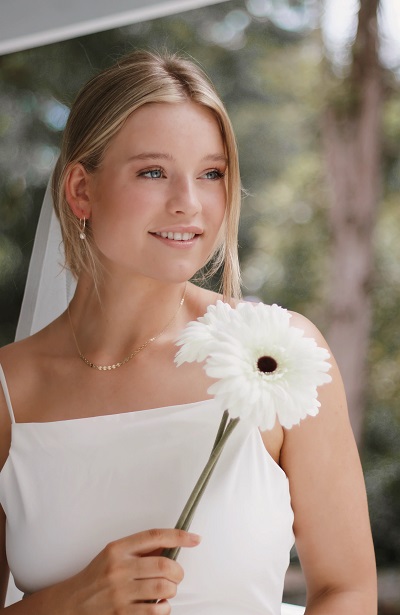 How to Choose the Perfect Bridal Jewelry For Wedding - Consider the neckline of your dress