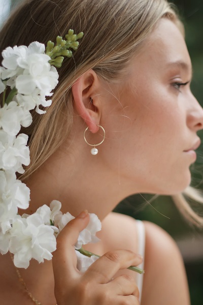 How to Choose the Perfect Bridal Jewelry For Wedding - Choose the right jewelry for your venue.