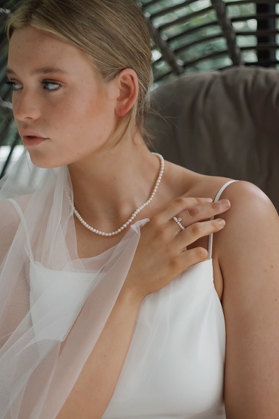How to Choose the Perfect Bridal Jewelry For Wedding - Balance the complexity 